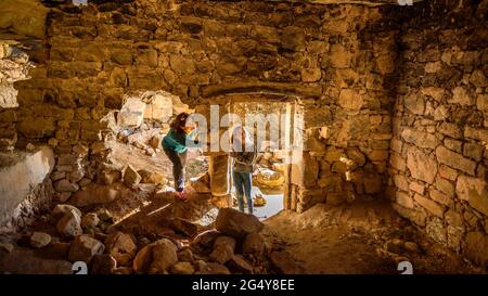 Balma de Comaposada Shelter, une ancienne grotte habitée près de Castelladral, à Navàs (Barcelone, Catalogne, Espagne) ESP: Abrigo de la Balma de Comaposada Banque D'Images