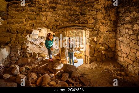 Balma de Comaposada Shelter, une ancienne grotte habitée près de Castelladral, à Navàs (Barcelone, Catalogne, Espagne) ESP: Abrigo de la Balma de Comaposada Banque D'Images