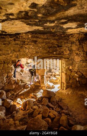 Balma de Comaposada Shelter, une ancienne grotte habitée près de Castelladral, à Navàs (Barcelone, Catalogne, Espagne) ESP: Abrigo de la Balma de Comaposada Banque D'Images