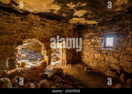 Balma de Comaposada Shelter, une ancienne grotte habitée près de Castelladral, à Navàs (Barcelone, Catalogne, Espagne) ESP: Abrigo de la Balma de Comaposada Banque D'Images