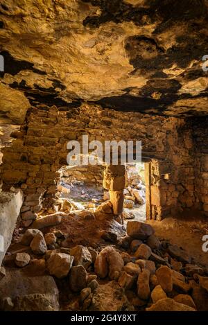 Balma de Comaposada Shelter, une ancienne grotte habitée près de Castelladral, à Navàs (Barcelone, Catalogne, Espagne) ESP: Abrigo de la Balma de Comaposada Banque D'Images