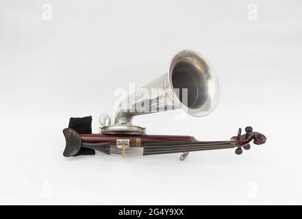 Instrument d'enregistrement musical Stroh violon ou phonoviolon ou strovol sur fond de studio blanc Banque D'Images