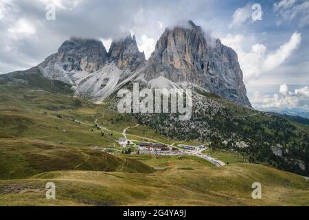 Vue aérienne de Passo Sella - Sellajoch et de la montagne Sassolungo - Langkofel, Alpe di Siusi, Dolomiti montagne - Tyrol du Sud, Italie, Europe, UNESCO Banque D'Images