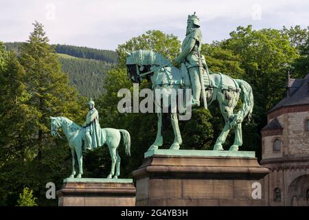 Goslar, Kaiserpfalz, Bronzestatuen der Kaiser Friedrich Barbarossa und Wilhelm I., 19. Jahrhundert Banque D'Images