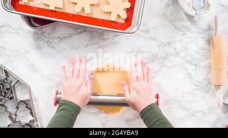 Pose plate. Étape par étape. Faire rouler la pâte à biscuits de sucre pour cuire des biscuits de Noël. Banque D'Images