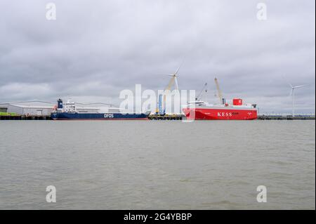 Navire de transport de véhicule de la « route de la mer », exploité par Kess, amarré à l'île de Shepey, Kent, Angleterre. À gauche : le cargo général « Lysvik Seaways » de DFDS. Banque D'Images