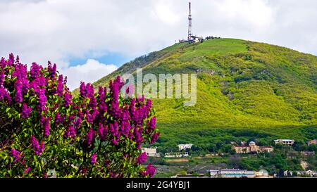 Vue sur le majestueux mont Mashuk de Pyatigorsk, Caucase, Russie. Banque D'Images