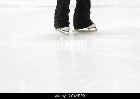 Vue sur les pieds de l'entraîneur de patinage artistique à la leçon de patinage artistique. Banque D'Images