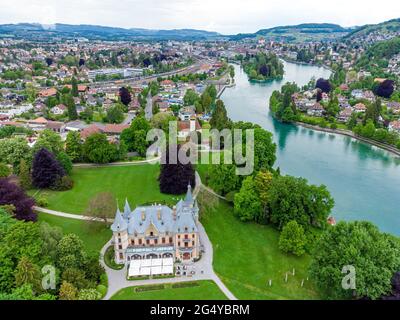 Château de Schadau sur le lac de Thun (Thunersee, Thuner See), champs verts, rivière Suisse. Banque D'Images