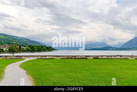 Vue imprenable sur le lac Thun (Thunersee, Thuner See), les montagnes des alpes. Thun, Suisse Banque D'Images