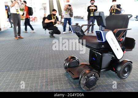 WHILL, un fauteuil roulant électrique automatisé qui dépose les passagers à la porte d'embarquement du terminal 2 de l'aéroport de Haneda et retourne à sa gare dans un système automatisé sans pilote, le 22 juin 2021. Crédit: Tadayuki YOSHIKAWA/Aviation Wire/AFLO/Alay Live News Banque D'Images