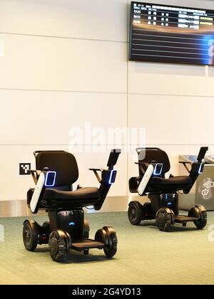 WHILL, un fauteuil roulant électrique automatisé qui dépose les passagers à la porte d'embarquement du terminal 2 de l'aéroport de Haneda et retourne à sa gare dans un système automatisé sans pilote, le 22 juin 2021. Crédit: Tadayuki YOSHIKAWA/Aviation Wire/AFLO/Alay Live News Banque D'Images
