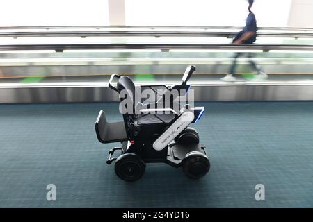 WHILL, un fauteuil roulant électrique automatisé qui dépose les passagers à la porte d'embarquement du terminal 2 de l'aéroport de Haneda et retourne à sa gare dans un système automatisé sans pilote, le 22 juin 2021. Crédit: Tadayuki YOSHIKAWA/Aviation Wire/AFLO/Alay Live News Banque D'Images