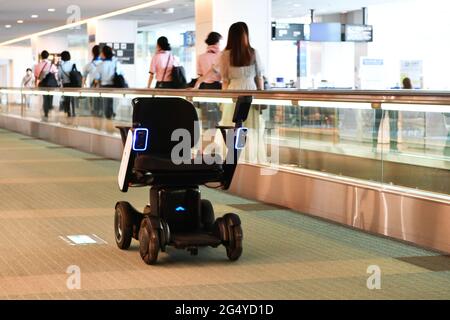 WHILL, un fauteuil roulant électrique automatisé qui dépose les passagers à la porte d'embarquement du terminal 2 de l'aéroport de Haneda et retourne à sa gare dans un système automatisé sans pilote, le 22 juin 2021. Crédit: Tadayuki YOSHIKAWA/Aviation Wire/AFLO/Alay Live News Banque D'Images