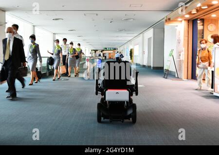 WHILL, un fauteuil roulant électrique automatisé qui dépose les passagers à la porte d'embarquement du terminal 2 de l'aéroport de Haneda et retourne à sa gare dans un système automatisé sans pilote, le 22 juin 2021. Crédit: Tadayuki YOSHIKAWA/Aviation Wire/AFLO/Alay Live News Banque D'Images