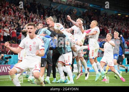 Jubilation DEN um goalschuetze Andreas CHRISTENSEN (DEN) après son objectif à 3: 1, front Joakim MAEHLE (DEN), équipe, équipe jubilation, équipe jubilation, groupe de groupe, cycle préliminaire B, jeu M27, Russie (RUS) - Danemark (DEN) 1 : 4, le 21 juin 2021 à Copenhague/Danemark. Football EM 2020 du 06/11/2021 au 07/11/2021. Â Banque D'Images