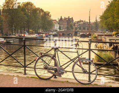 AMSTERDAM - OCTOBRE 4: Le parc de vélos sur le pont au-dessus du canal à Amsterdam, pays-Bas, a été pris le 4 octobre 2015. Banque D'Images