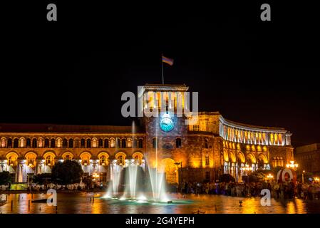 Fontaine du soir sur la place de la République à Erevan, capitale de l'Arménie. Banque D'Images