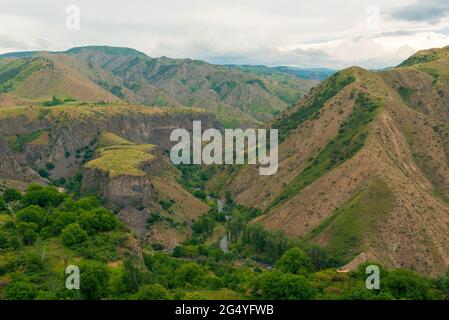 Canyon en Arménie près du temple Garni magnifique paysage de source Banque D'Images