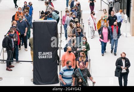 Les gens font la queue pour des magasins à l'ouverture du centre commercial du quartier St James à Édimbourg. La première phase du nouveau centre commercial a ouvert ses portes après cinq ans de construction. Date de publication : jeudi 24 juin 2021. Banque D'Images