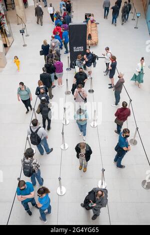 Les gens font la queue pour des magasins à l'ouverture du centre commercial du quartier St James à Édimbourg. La première phase du nouveau centre commercial a ouvert ses portes après cinq ans de construction. Date de publication : jeudi 24 juin 2021. Banque D'Images