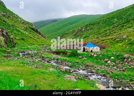 Chalet dans une gorge de montagne en Arménie en été Banque D'Images