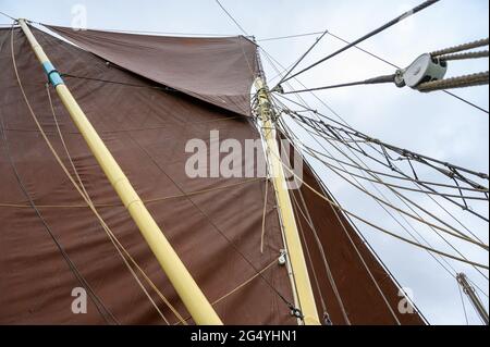 Truquage de la voile principale, de la voile supérieure et de la prévoyance sur la barge à voile historique « Edith May » lors d'un voyage charter dans l'estuaire de la Tamise, dans le Kent, en Angleterre. Banque D'Images