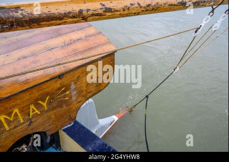 Gouvernail sur la barge de voile historique 'Edith May' qui est reliée à la perche de mât Mizzen avec une chaîne, des cordes et des poulies. Estuaire de la Tamise, Kent, Angleterre. Banque D'Images