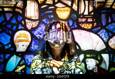 Une projection se fait sur le visage de Helen Rawson, chef du patrimoine, lors d'un photocall pour la lumière, le verre et la pierre : conserver la fenêtre de St Cuthbert, à York Minster, avant son ouverture au public. L'exposition explore l'histoire et les histoires de la fenêtre, et le nouveau projet quinquennal de 5 millions de livres pour conserver la fenêtre et la pierre du transept du Sud-est dans lequel elle est assise. La fenêtre date d'environ 1440 et est l'une des plus grandes fenêtres narratives encore en vie dans le monde, racontant l'histoire de la vie et des miracles de l'un des saints les plus importants du nord de l'Angleterre. Date de la photo: Jeudi Banque D'Images