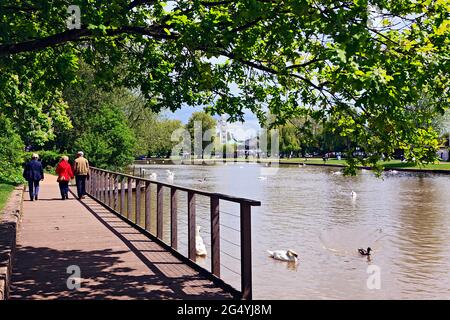 Promenade en bord de rivière le long des jardins Avonbank, Stratford-upon-Avon, Warwickshire, Angleterre Banque D'Images