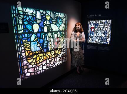 Directeur du patrimoine Helen Rawson pendant un photocall pour la lumière, le verre et la pierre : conserver la fenêtre de St Cuthbert, à York Minster, avant son ouverture au public. L'exposition explore l'histoire et les histoires de la fenêtre, et le nouveau projet quinquennal de 5 millions de livres pour conserver la fenêtre et la pierre du transept du Sud-est dans lequel elle est assise. La fenêtre date d'environ 1440 et est l'une des plus grandes fenêtres narratives encore en vie dans le monde, racontant l'histoire de la vie et des miracles de l'un des saints les plus importants du nord de l'Angleterre. Date de la photo: Jeudi 24 juin 2021. Banque D'Images