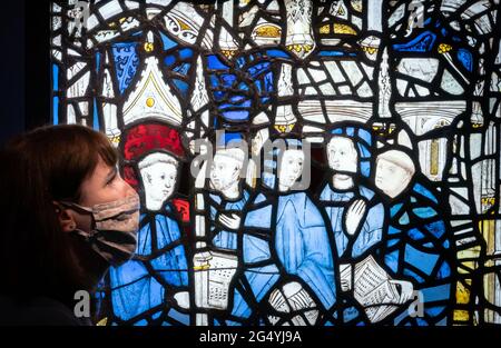 Directeur du patrimoine Helen Rawson pendant un photocall pour la lumière, le verre et la pierre : conserver la fenêtre de St Cuthbert, à York Minster, avant son ouverture au public. L'exposition explore l'histoire et les histoires de la fenêtre, et le nouveau projet de cinq ans de 5 millions de livres pour conserver la fenêtre et la pierre du transept du Sud-est dans lequel elle est assise. La fenêtre date d'environ 1440 et est l'une des plus grandes fenêtres narratives encore en vie dans le monde, racontant l'histoire de la vie et des miracles de l'un des saints les plus importants du nord de l'Angleterre. Date de la photo: Jeudi 24 juin 2021. Banque D'Images