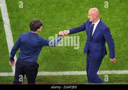 Directeur du DFB Joachim Jogi LOEW, LÖW , Bundepassen, formateur national, Marco Rossi, Entraîneur-chef, HUN, dans le match du Groupe F ALLEMAGNE - HONGRIE 2-2 aux Championnats d'Europe de football UEFA 2020 en saison 2020/2021 le 23 juin 2021 à Munich, Allemagne. © Peter Schatz / Alamy Live News Banque D'Images