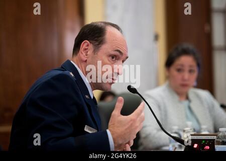 Washington, États-Unis d'Amérique. 23 juin 2021. Le général de division Kevin Kennedy, directeur des opérations, United States Cyber Command, comparaît devant une audience du Comité sénatorial sur les services armés - sous-comité sur la cybersécurité pour examiner les récentes attaques de ransomware, dans l'immeuble du Bureau du Sénat Russell à Washington, DC, le mercredi 23 juin 2021. Crédit: Rod Lamkey/CNP/Sipa USA crédit: SIPA USA/Alay Live News Banque D'Images