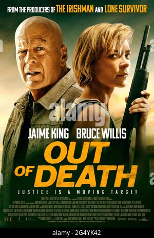 Out of Death (2021) dirigé par Mike Burns et mettant en vedette Bruce Willis, Jaime King et Lala Kent. Un shérif corrompu dans une ville de montagne rurale se défait lorsqu'un témoin involontaire jette une clé dans leur opération ombragée. Banque D'Images