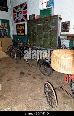 Vélo à l'intérieur d'un ancien atelier poussiéreux d'époque - Beamish Village, comté de Durham, Angleterre, Royaume-Uni, 12 juin 2021 Banque D'Images