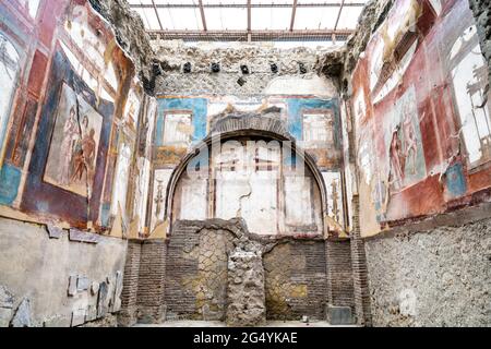 Peintures murales et peintures murales au Collège des Augustins (la Sede degli Augustali) à l'ancienne ville d'Herculanum, Campanie, Italie Banque D'Images