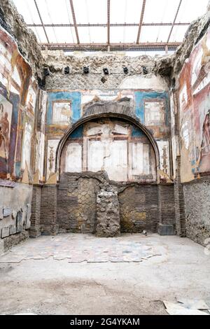 Peintures murales et peintures murales au Collège des Augustins (la Sede degli Augustali) à l'ancienne ville d'Herculanum, Campanie, Italie Banque D'Images