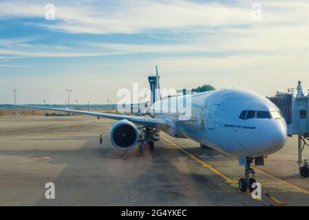 COLOMBO - 24 FÉVRIER 2020: Emirates Airlines Boeing 777-300 (A4O-BT) sur le tablier de l'aéroport de Bandaranaike en début de matinée. Banque D'Images