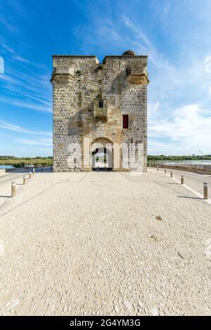 FRANCE, GARD (30) SAINT-LAURENT-D'AIGOUZE, TOUR CARBONNIERE Banque D'Images