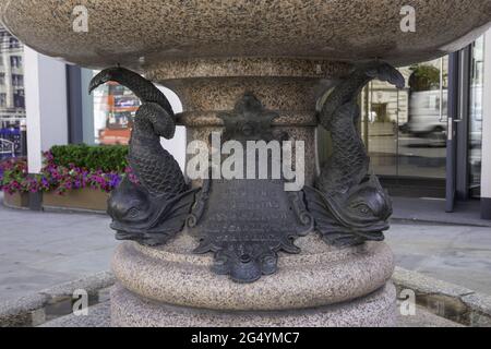 LONDRES, ROYAUME-UNI - 23 juin 2021 : l'inscription sur la fontaine de température mettant en vedette une femme de bronze de Samarie. Il est situé Banque D'Images