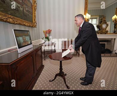 La reine Elizabeth II apparaît sur un écran par videolink du château de Windsor, où elle est en résidence, lors d'une audience virtuelle pour recevoir son Excellence Jose Alberto Briz Gutierrez, ambassadeur de la République du Guatemala, au Palais de Buckingham, à Londres. Date de la photo: Jeudi 24 juin 2021. Banque D'Images