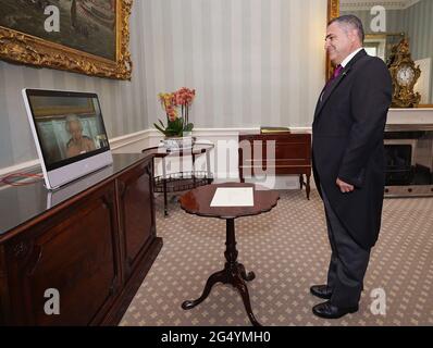 La reine Elizabeth II apparaît sur un écran par videolink du château de Windsor, où elle est en résidence, lors d'une audience virtuelle pour recevoir son Excellence Jose Alberto Briz Gutierrez, ambassadeur de la République du Guatemala, au Palais de Buckingham, à Londres. Date de la photo: Jeudi 24 juin 2021. Banque D'Images