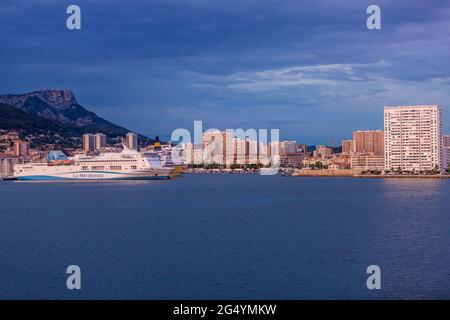 FRANCE, VAR (83) TOULON, LE PORT COMMERCIAL DE TOULON, EST LE PREMIER PORT FRANÇAIS POUR LA CORSE Banque D'Images