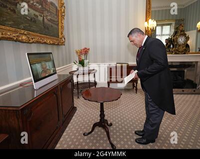 La reine Elizabeth II apparaît sur un écran par videolink du château de Windsor, où elle est en résidence, lors d'une audience virtuelle pour recevoir son Excellence Jose Alberto Briz Gutierrez, ambassadeur de la République du Guatemala, au Palais de Buckingham, à Londres. Date de la photo: Jeudi 24 juin 2021. Banque D'Images