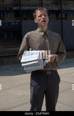 Un baptiste évangélique russe prêche dans une tentative d'obtenir des convertis. À Little Odessa sur Brighton Beach Avenue dans le sud de Brooklyn, New York. Banque D'Images