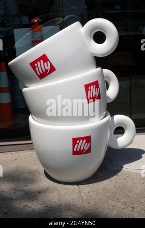 L'extérieur et l'entrée du magasin et café Illy Caffe Coney Island à Brighton Beach, Brooklyn, New York. Banque D'Images