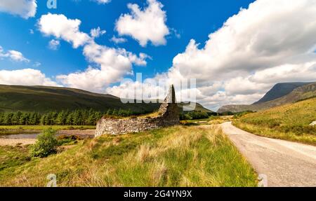 DUN DORNAIGIL BROCH SUTHERLAND ÉCOSSE DÉBUT DE L'ÉTÉ ÂGE DU FER BROCH SUR LES RIVES DE LA RIVIÈRE STRATHMORE BEN HOPE AU LOIN Banque D'Images