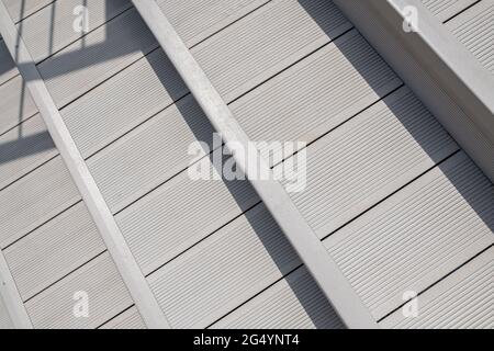 Escalier extérieur avec terrasse composite grise Banque D'Images