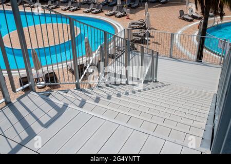 Escalier extérieur avec terrasse composite grise Banque D'Images